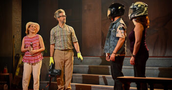 La pièce La clôture est présentée au Centre de création Boisbriand, Crédit photo: François Larivière.