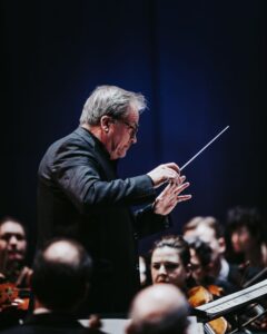 John Storgårds in front of the NAC Orchestra, conducting