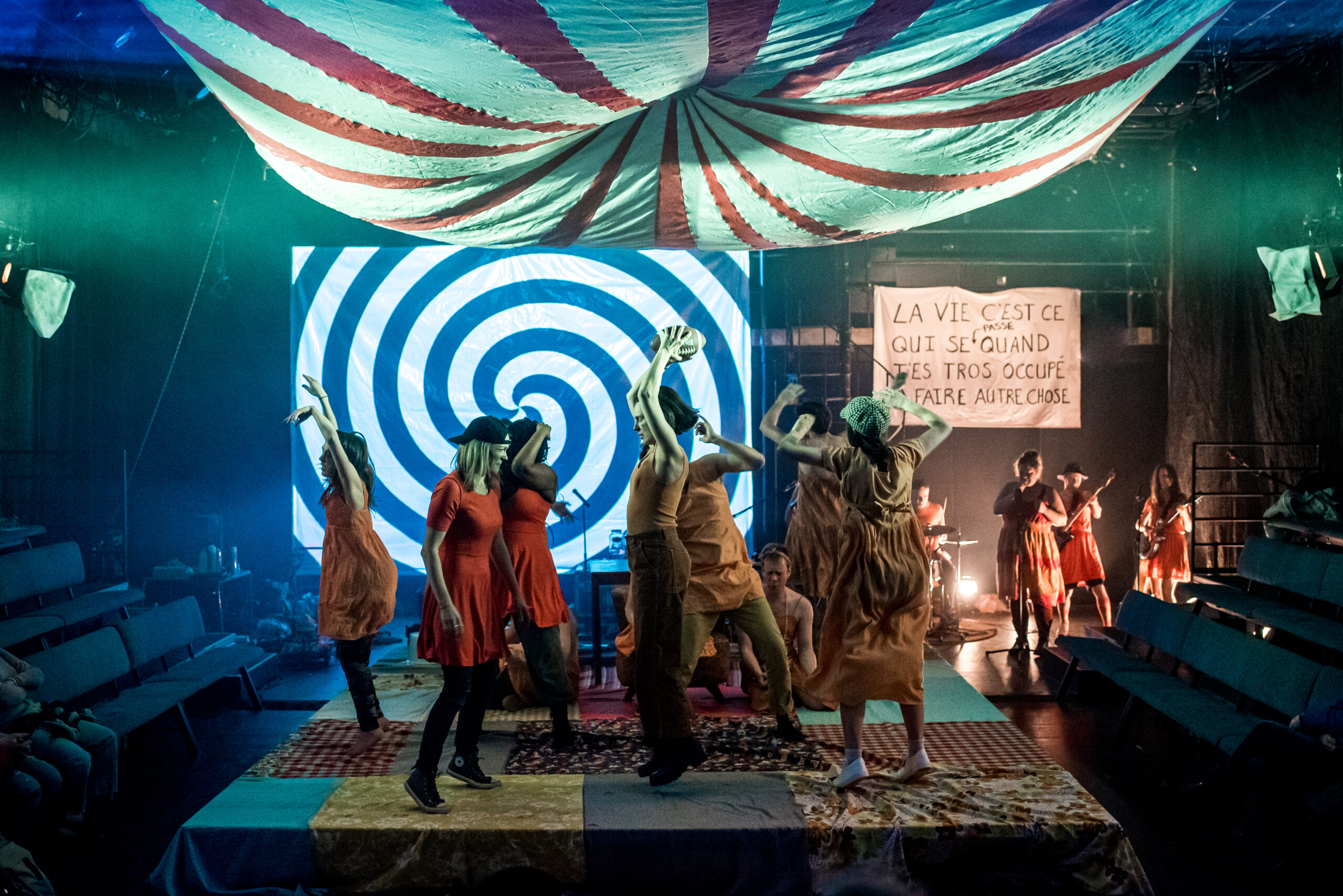 Le scénographe Cédric Lord a opté pour une scène tri-frontale. Crédit photo : Gabrielle Desmarchais