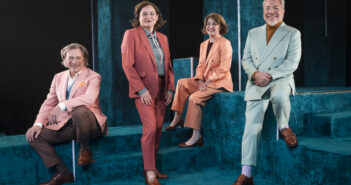 Les Éternels Pigistes présentent Flambant nue en tournée québecoise. Crédit photo: Paul Ducharme