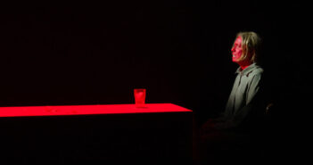 La pièce Autobiographie du rouge est présentée à l’Espace Go. Photo Maxim Paré Fortin.