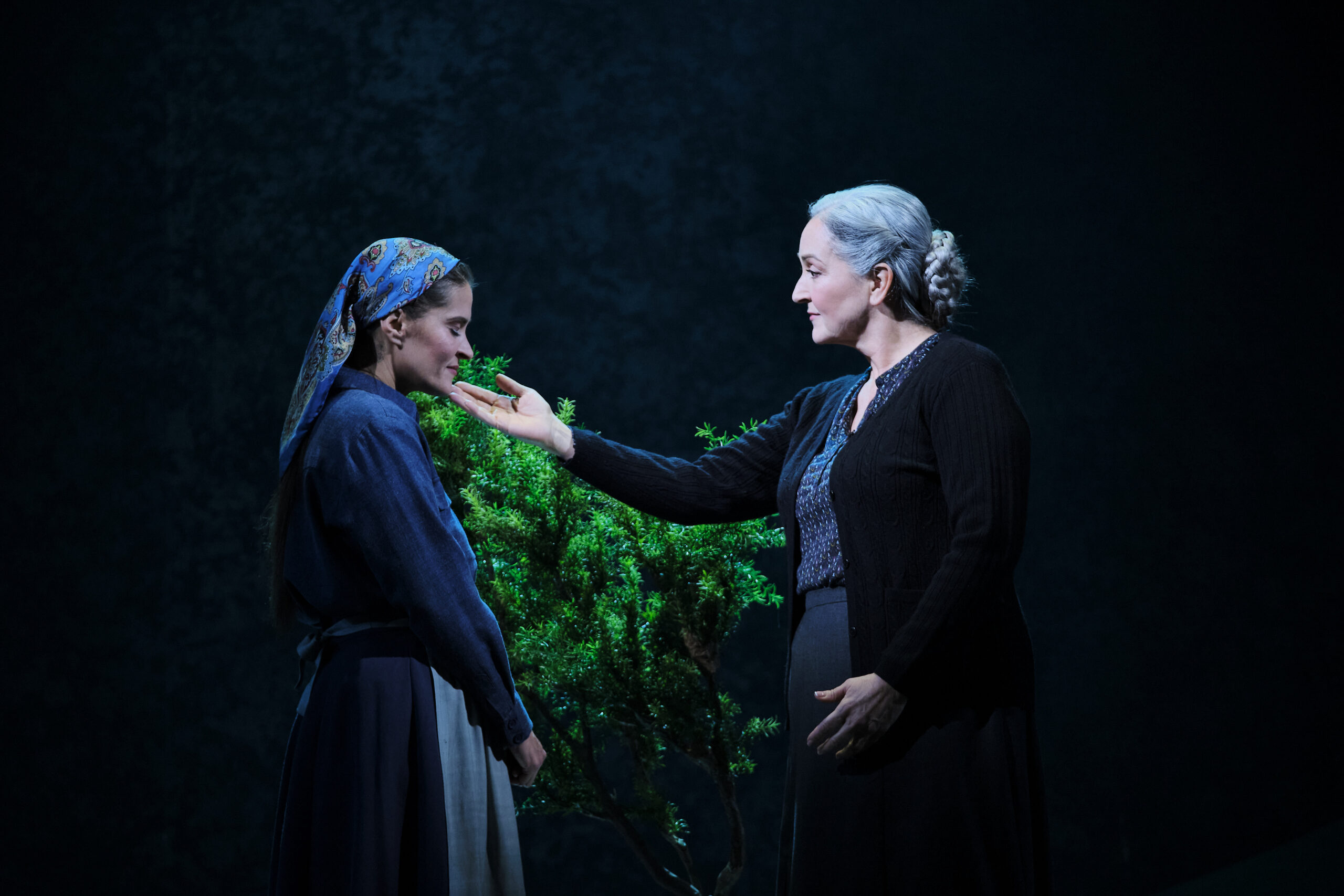 Jenůfa (Marie-Adeline Henry) et sa mère adoptive ( Katarina Karnéus) Photo: Vivien Gaumand