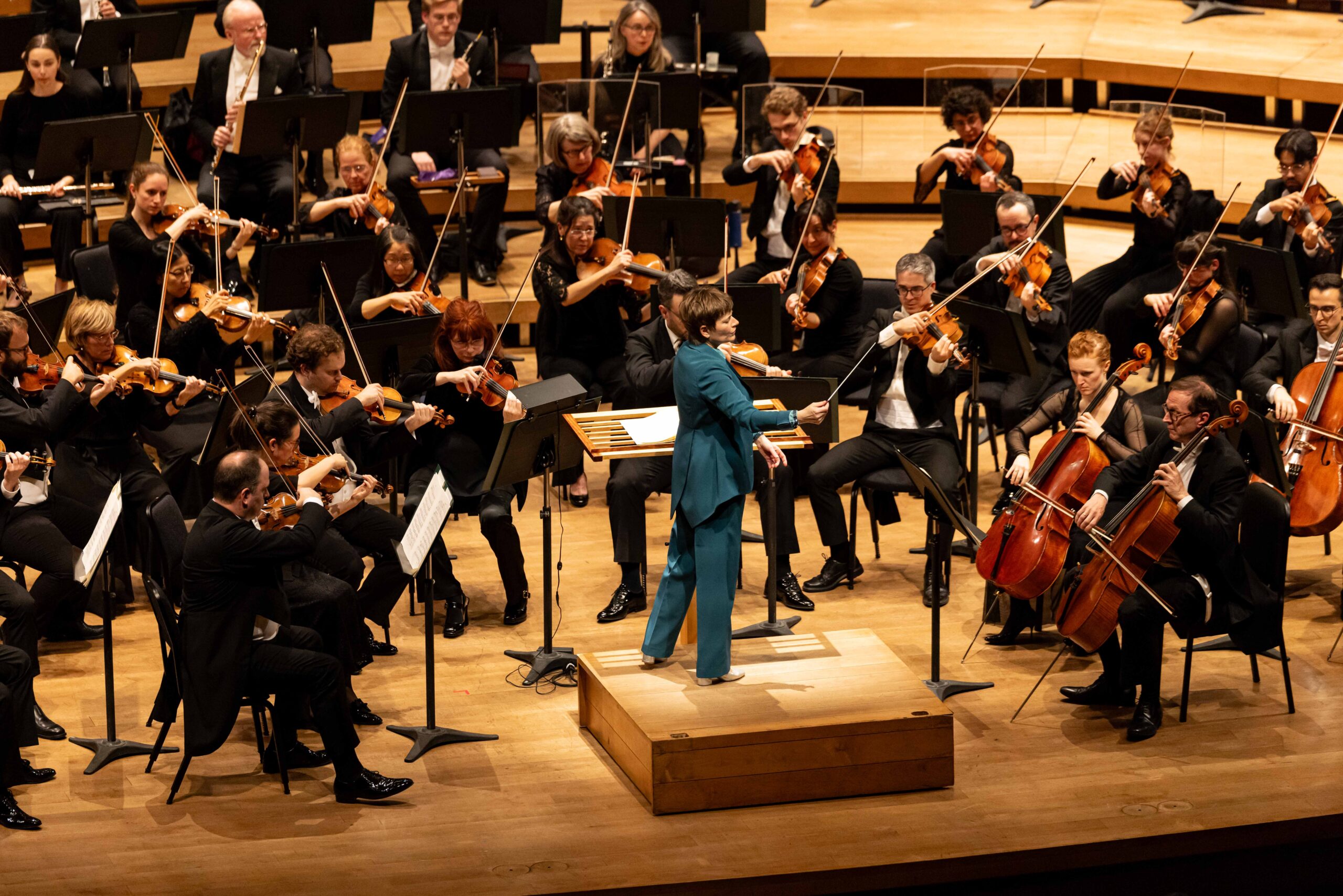Anja Bihlmaier on stage conducting the orchestra