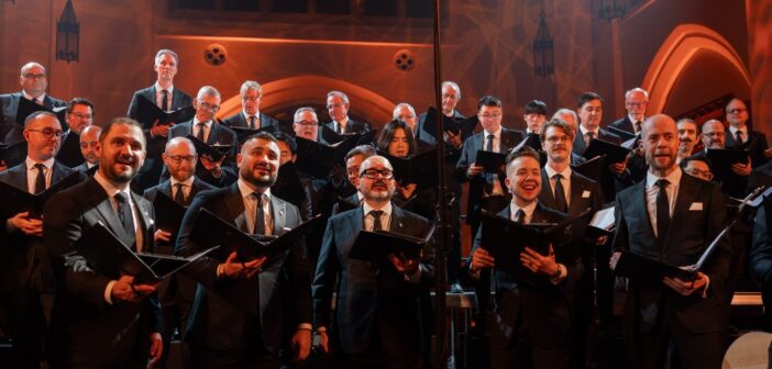 Review | A Cozy and Unconventional <em>Christmas with Chor Leoni</em>