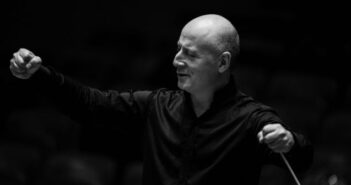 Paavo Järvi conducting