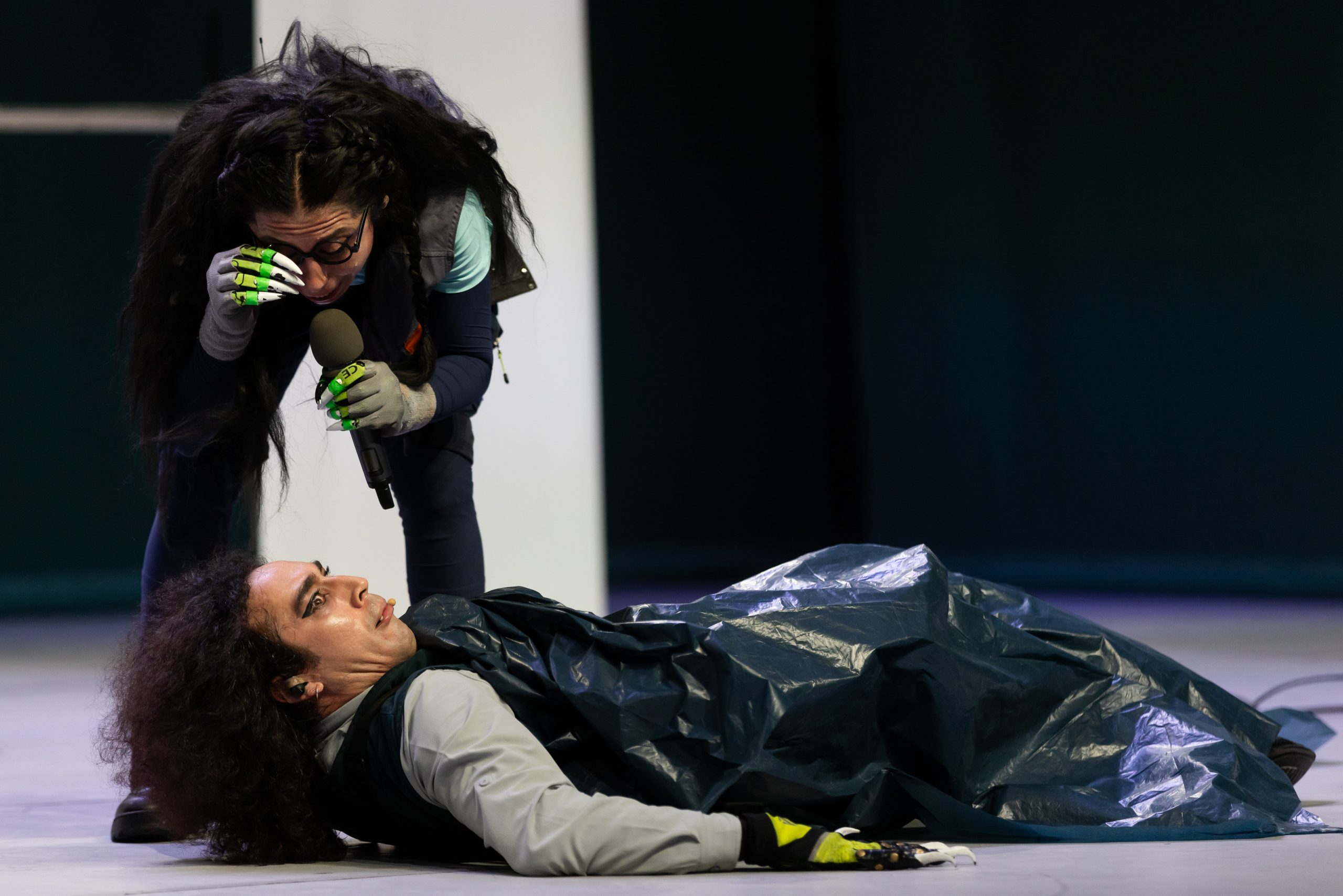 Les comédiens incarnent tour à tour des travailleurs, un chercheur, une polliticienne, des chauves-souris et des vampires.Photo Nicolas Calderon