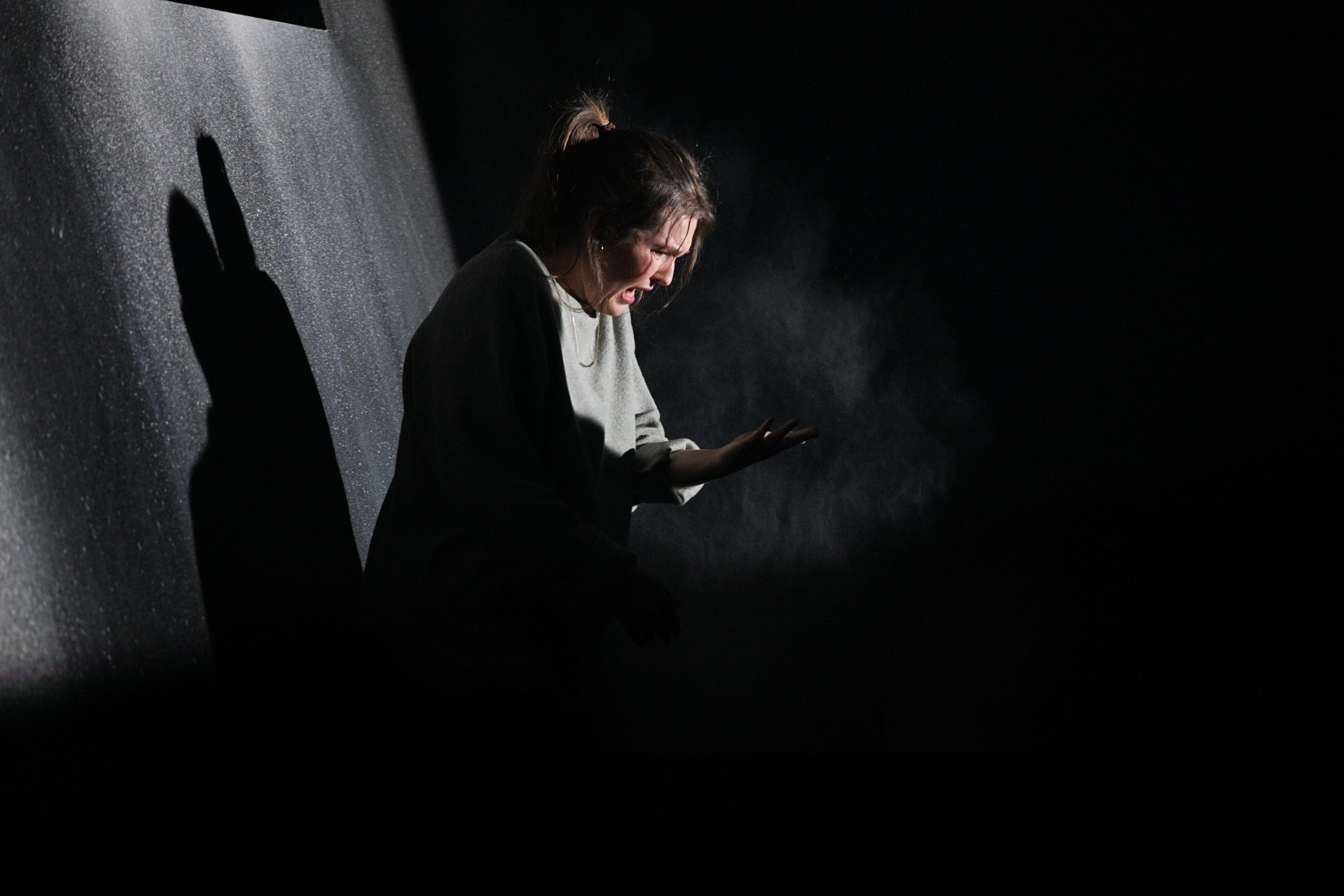 Janie Lapierre (Joanie) dans les lumières d’Étienne Boucher. Crédit photo : Valérie Remise
