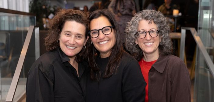 Nathalie Maillé, directrice générale du Conseil des arts de Montréal, la metteuse en scène lauréate Brigitte Poupart, et Édith Patenaude, directrice artistique et codirectrice générale d'ESPACE GO